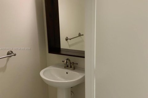 Снять в аренду таунхаус в Уэстон, Флорида 2 спальни, 103.12м2, № 2153885 - фото 3