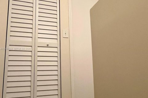 Снять в аренду таунхаус в Уэстон, Флорида 2 спальни, 103.12м2, № 2153885 - фото 7