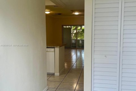 Снять в аренду таунхаус в Уэстон, Флорида 2 спальни, 103.12м2, № 2153885 - фото 2