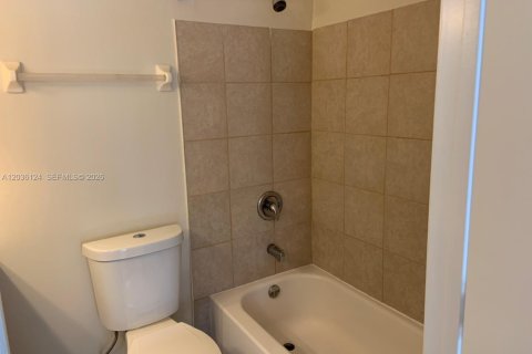 Снять в аренду таунхаус в Уэстон, Флорида 2 спальни, 103.12м2, № 2153885 - фото 12