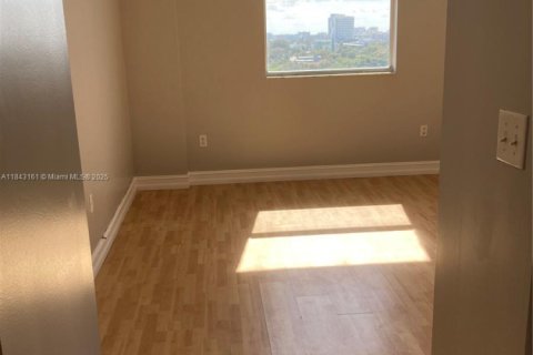 Condo in Miami, Florida, 2 bedrooms  № 1839262 - photo 5