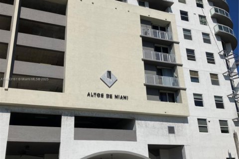 Condo in Miami, Florida, 2 bedrooms  № 1839262 - photo 1