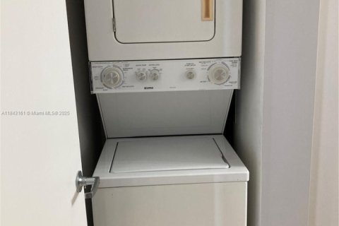 Condo in Miami, Florida, 2 bedrooms  № 1839262 - photo 8
