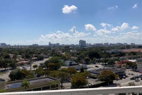 Condo in Miami, Florida, 2 bedrooms  № 1839262 - photo 9