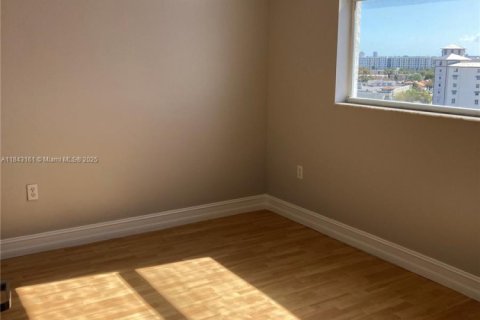 Condo in Miami, Florida, 2 bedrooms  № 1839262 - photo 7