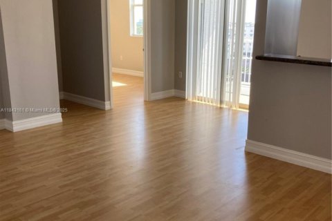 Condo in Miami, Florida, 2 bedrooms  № 1839262 - photo 2