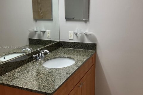 Condo in Miami, Florida, 2 bedrooms  № 1839262 - photo 6