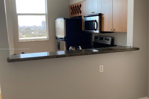 Condo in Miami, Florida, 2 bedrooms  № 1839262 - photo 4