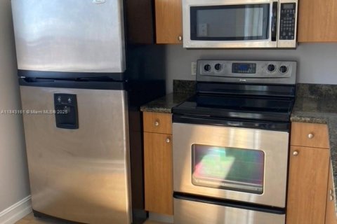 Condo in Miami, Florida, 2 bedrooms  № 1839262 - photo 3