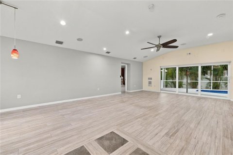 House in Palm Harbor, Florida 3 bedrooms, 185.9 sq.m. № 2426038 - photo 4