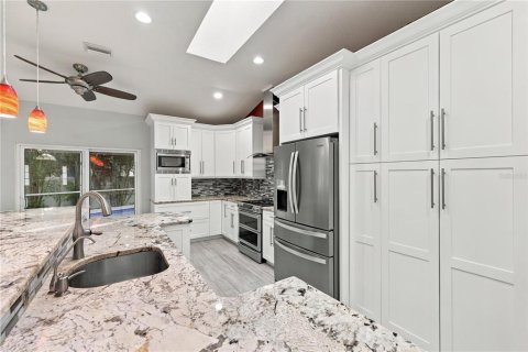 House in Palm Harbor, Florida 3 bedrooms, 185.9 sq.m. № 2426038 - photo 9