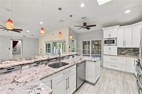 House in Palm Harbor, Florida 3 bedrooms, 185.9 sq.m. № 2426038 - photo 10