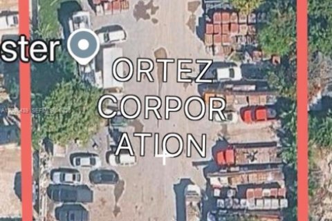 Propiedad comercial en Hialeah, Florida № 2153746