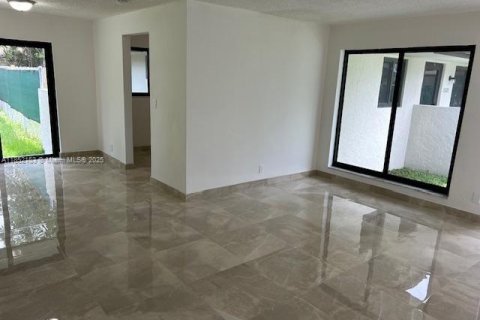 Снять в аренду виллу или дом в Майами, Флорида 3 спальни, 106.84м2, № 1858767 - фото 5