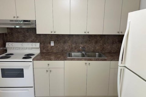 Снять в аренду виллу или дом в Майами, Флорида 3 спальни, 106.84м2, № 1858767 - фото 3