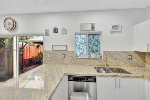 Townhouse in Florida City, Florida 4 bedrooms, 160.72 sq.m. № 1804506 - photo 9