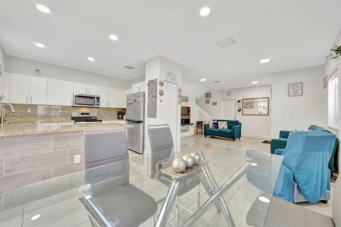 Townhouse in Florida City, Florida 4 bedrooms, 160.72 sq.m. № 1804506 - photo 10