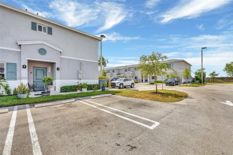 Townhouse in Florida City, Florida 4 bedrooms, 160.72 sq.m. № 1804506 - photo 3