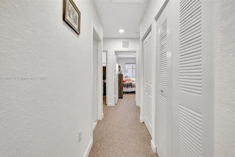 Townhouse in Florida City, Florida 4 bedrooms, 160.72 sq.m. № 1804506 - photo 11