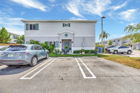 Townhouse in Florida City, Florida 4 bedrooms, 160.72 sq.m. № 1804506 - photo 2