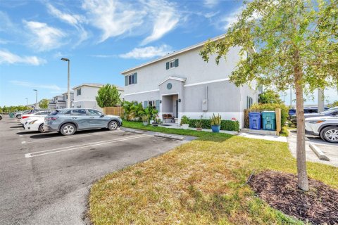 Townhouse in Florida City, Florida 4 bedrooms, 160.72 sq.m. № 1804506 - photo 1