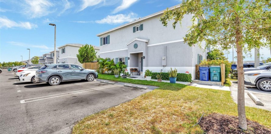 Townhouse in Florida City, Florida 4 bedrooms, 160.72 sq.m. № 1804506