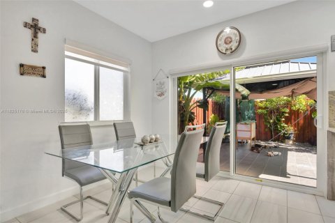 Townhouse in Florida City, Florida 4 bedrooms, 160.72 sq.m. № 1804506 - photo 7