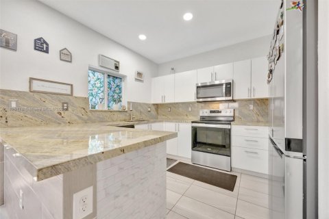 Townhouse in Florida City, Florida 4 bedrooms, 160.72 sq.m. № 1804506 - photo 8