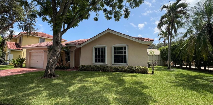 House in Pompano Beach, Florida 3 bedrooms, 148.64 sq.m. № 2272549