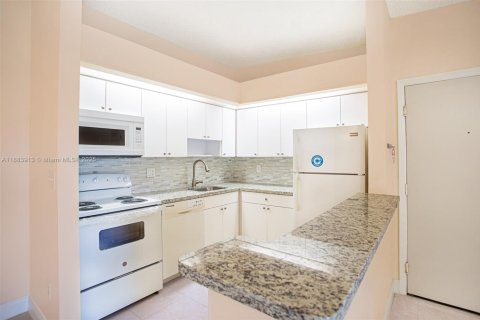 Condo in Tamarac, Florida, 2 bedrooms  № 1942167 - photo 5