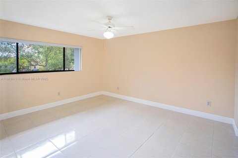 Condo in Tamarac, Florida, 2 bedrooms  № 1942167 - photo 17