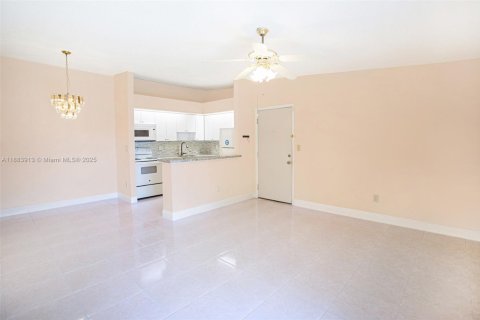 Condo in Tamarac, Florida, 2 bedrooms  № 1942167 - photo 3