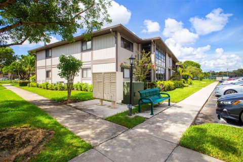 Condo in Tamarac, Florida, 2 bedrooms  № 1942167 - photo 30