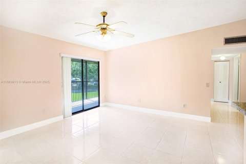 Condominio en alquiler en Tamarac, Florida, 2 dormitorios, 76.18 m2 № 1942167 - foto 1