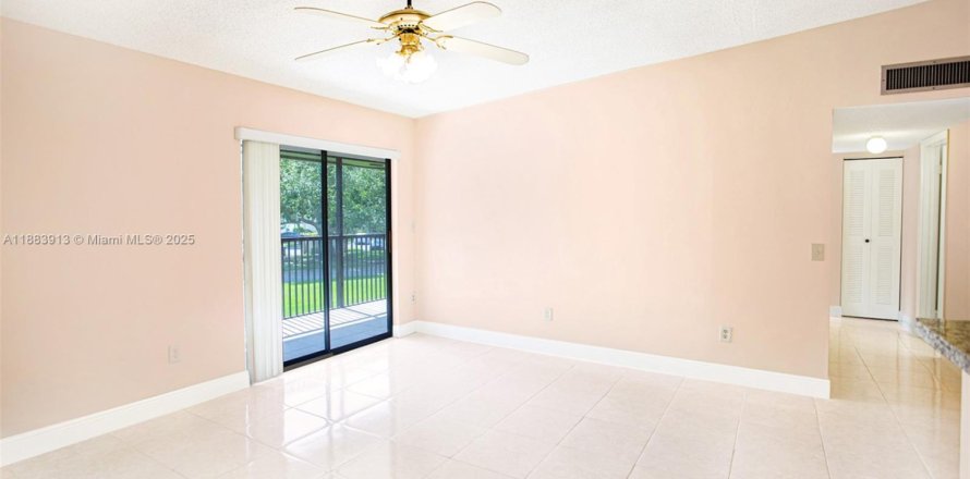 Condo in Tamarac, Florida, 2 bedrooms  № 1942167