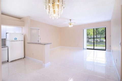 Condo in Tamarac, Florida, 2 bedrooms  № 1942167 - photo 4