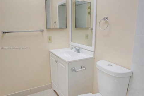 Condo in Tamarac, Florida, 2 bedrooms  № 1942167 - photo 16