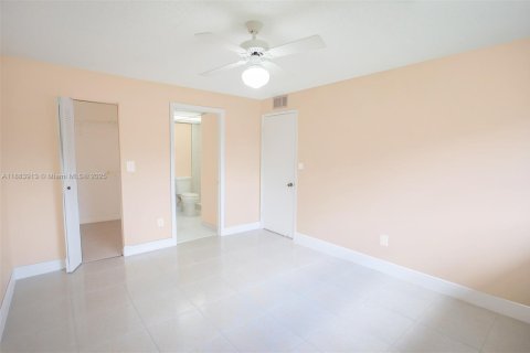 Condo in Tamarac, Florida, 2 bedrooms  № 1942167 - photo 19