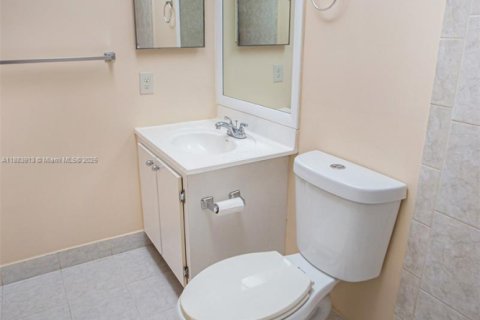 Condo in Tamarac, Florida, 2 bedrooms  № 1942167 - photo 22