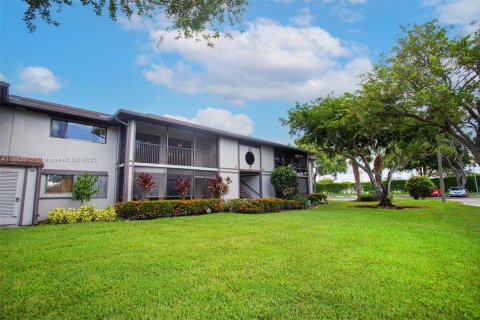 Condo in Tamarac, Florida, 2 bedrooms  № 1942167 - photo 27