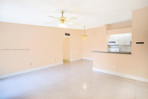 Condo in Tamarac, Florida, 2 bedrooms  № 1942167 - photo 2