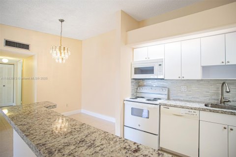 Condo in Tamarac, Florida, 2 bedrooms  № 1942167 - photo 9