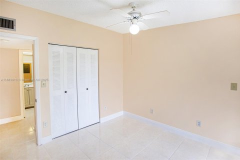 Condo in Tamarac, Florida, 2 bedrooms  № 1942167 - photo 13