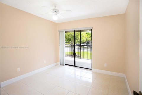 Condo in Tamarac, Florida, 2 bedrooms  № 1942167 - photo 12