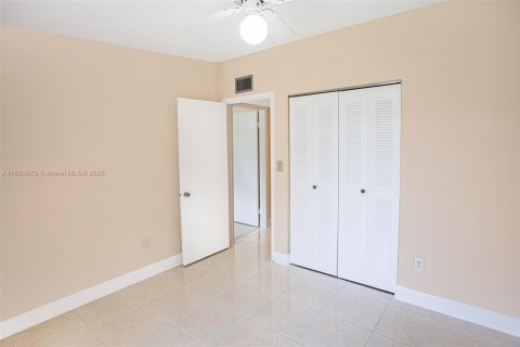 Condo in Tamarac, Florida, 2 bedrooms  № 1942167 - photo 14