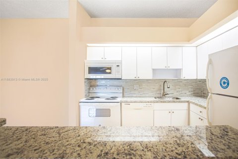 Condo in Tamarac, Florida, 2 bedrooms  № 1942167 - photo 10