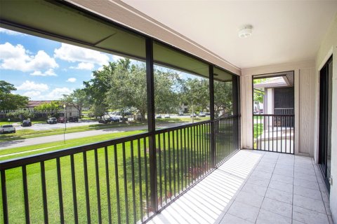 Condo in Tamarac, Florida, 2 bedrooms  № 1942167 - photo 24