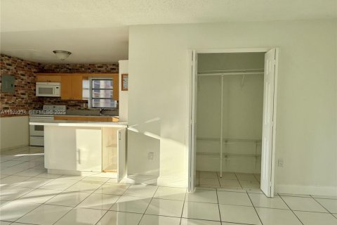 Copropriété à louer à Miami, Floride: 1 chambre, 66.43 m2 № 1976914 - photo 3