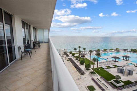 Condo in Hallandale Beach, Florida, 2 bedrooms  № 2052935 - photo 18