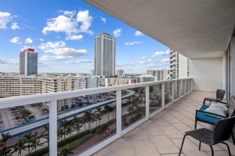 Condo in Hallandale Beach, Florida, 2 bedrooms  № 2052935 - photo 19